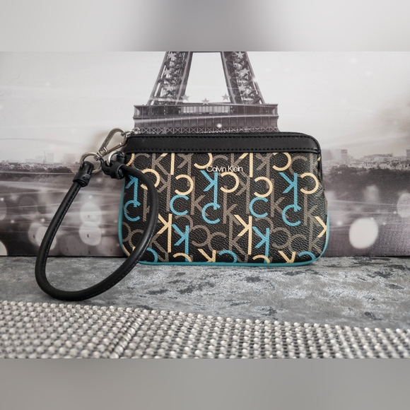 Calvin Klein Handbags - EUC Calvin Klein Wristlet